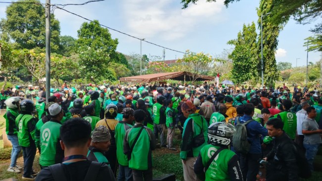Driver ojol membludak di Pemakaman Affan Kurniawan di TPU Karet Bivak (FTNews)
